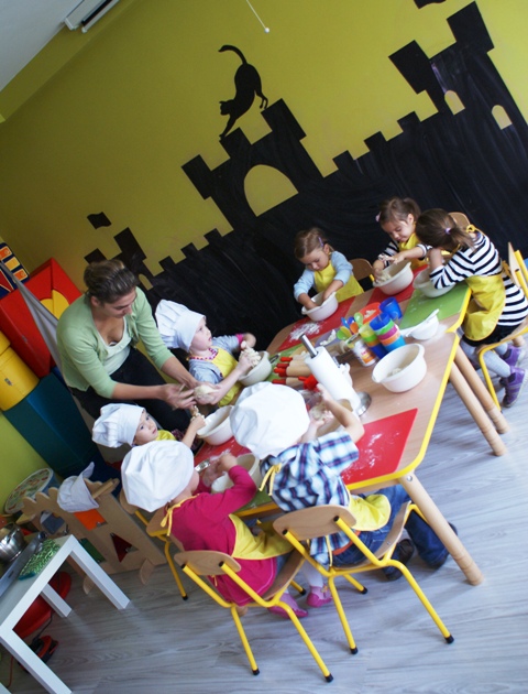 Pierogi lepią dzieci w Baby Club Cafe 