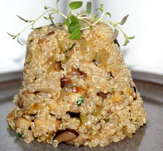 quinoa z grzybami leśnymi, cebulą i tymiankiem